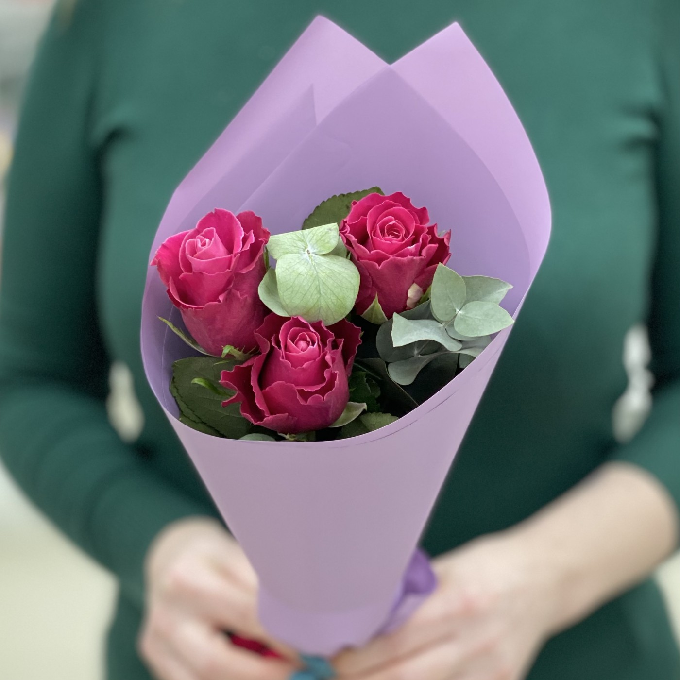 3 малиновые розы в упаковке с эвкалиптом