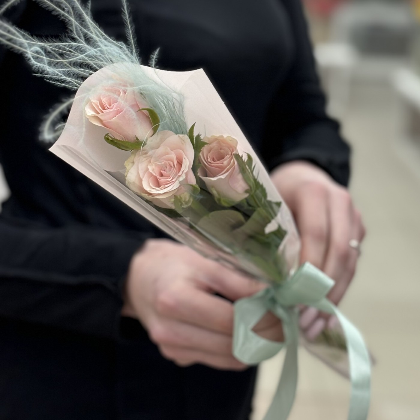 3 нежно-розовые розы в упаковке