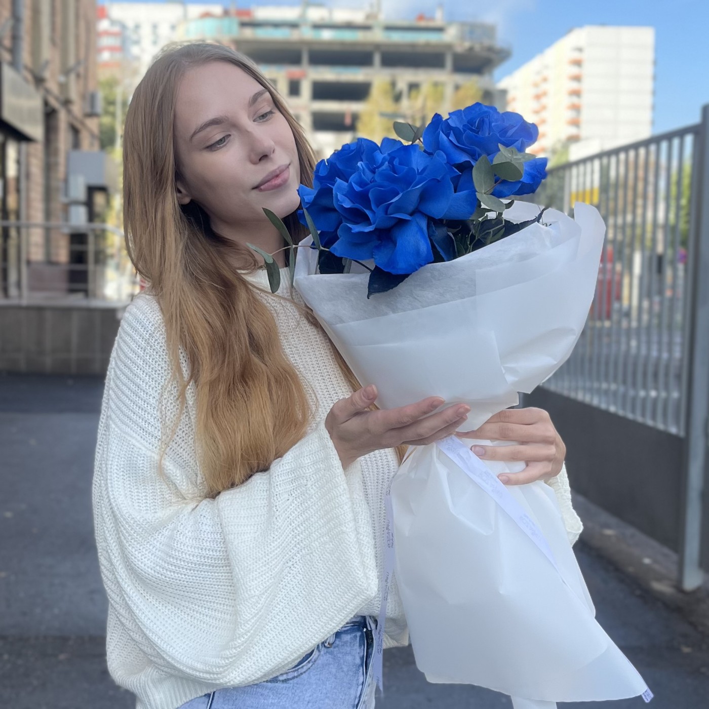 3 пышные синие розы с эвкалиптом