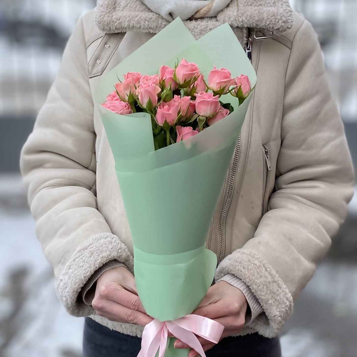 3 розовые кустовые розы Одилия