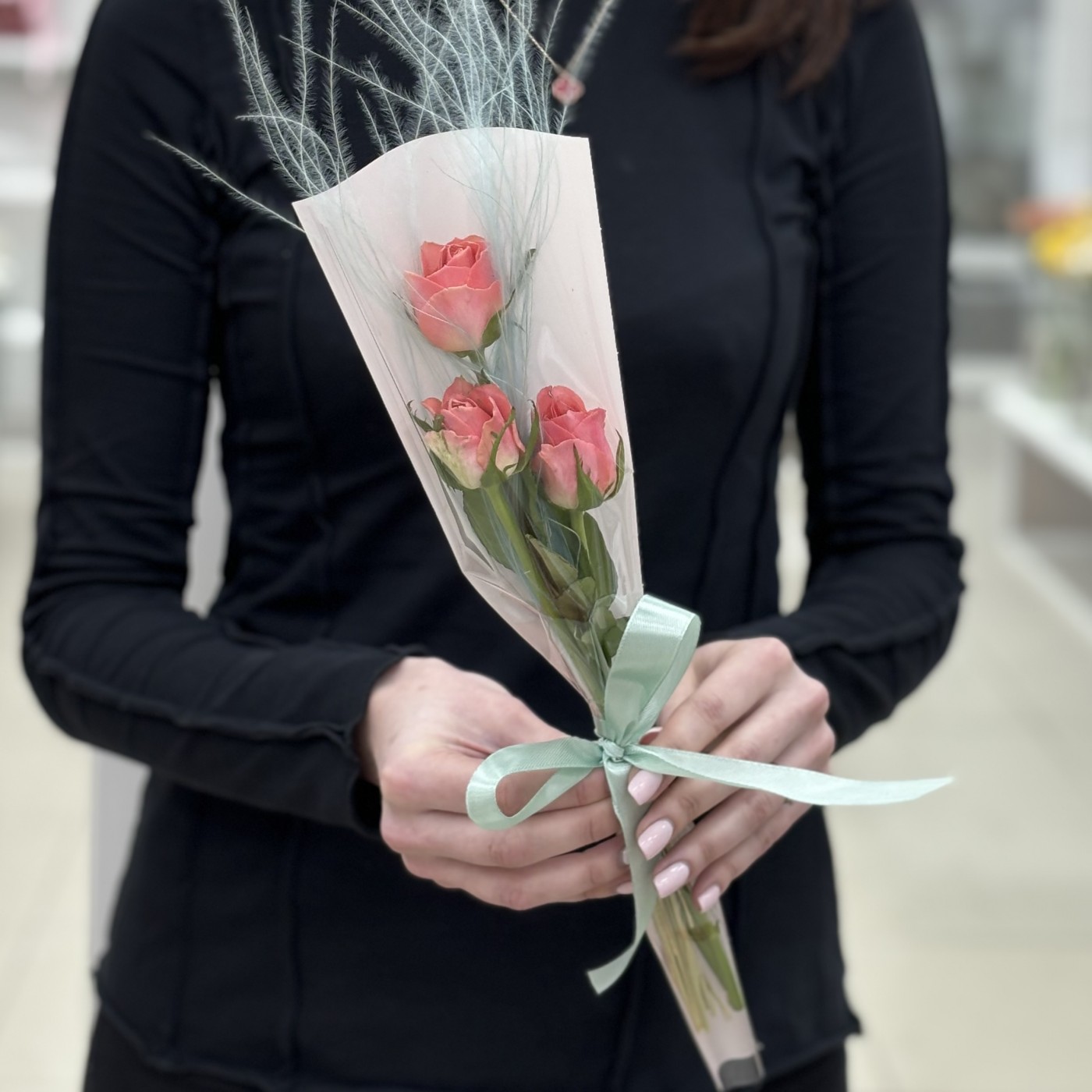 3 розовые розы в упаковке