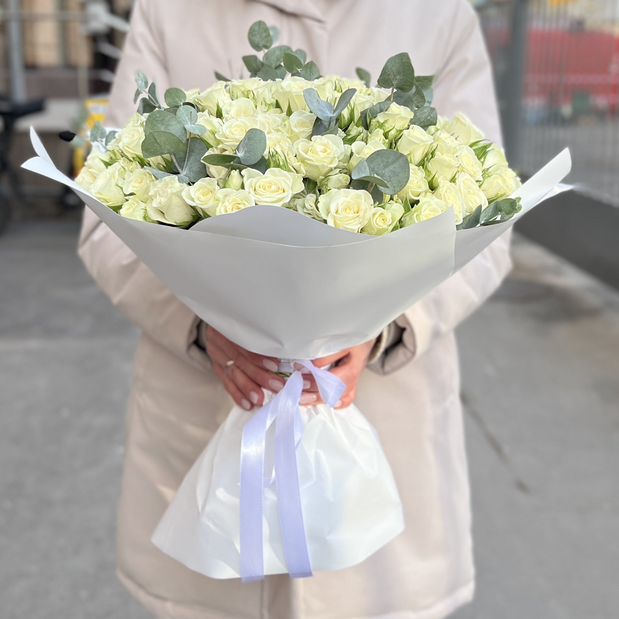 51 белая кустовая роза Сноуфлейк с эвкалиптом