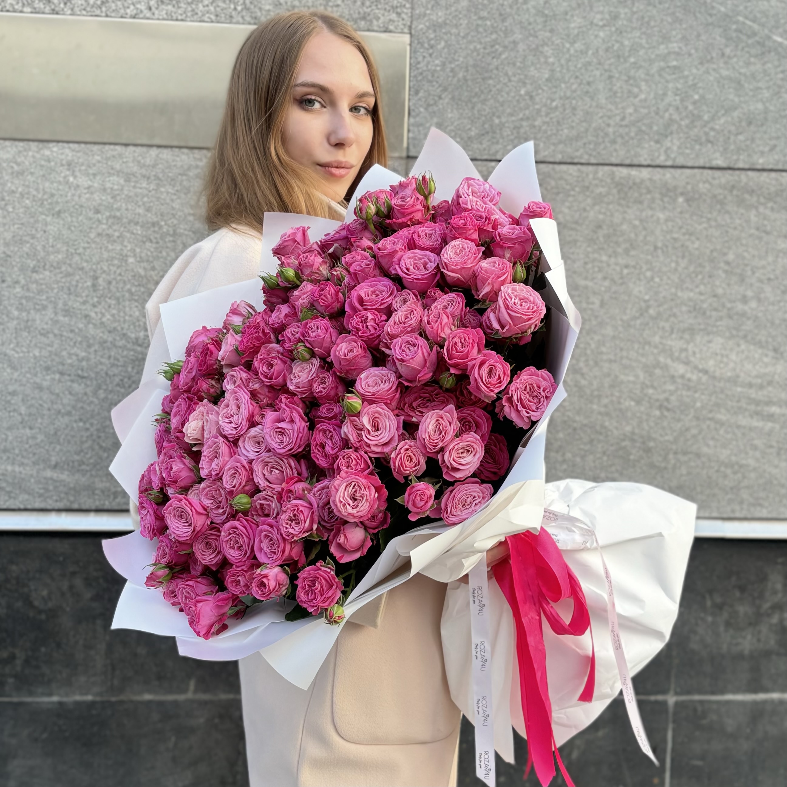 51 кустовая пионовидная роза Леди Бомбастик 60 см