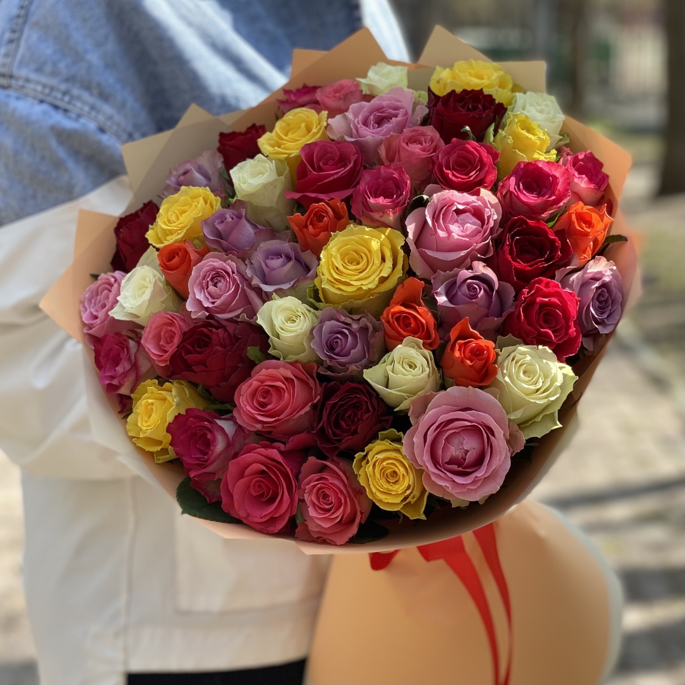 51 роза яркий микс 50 см