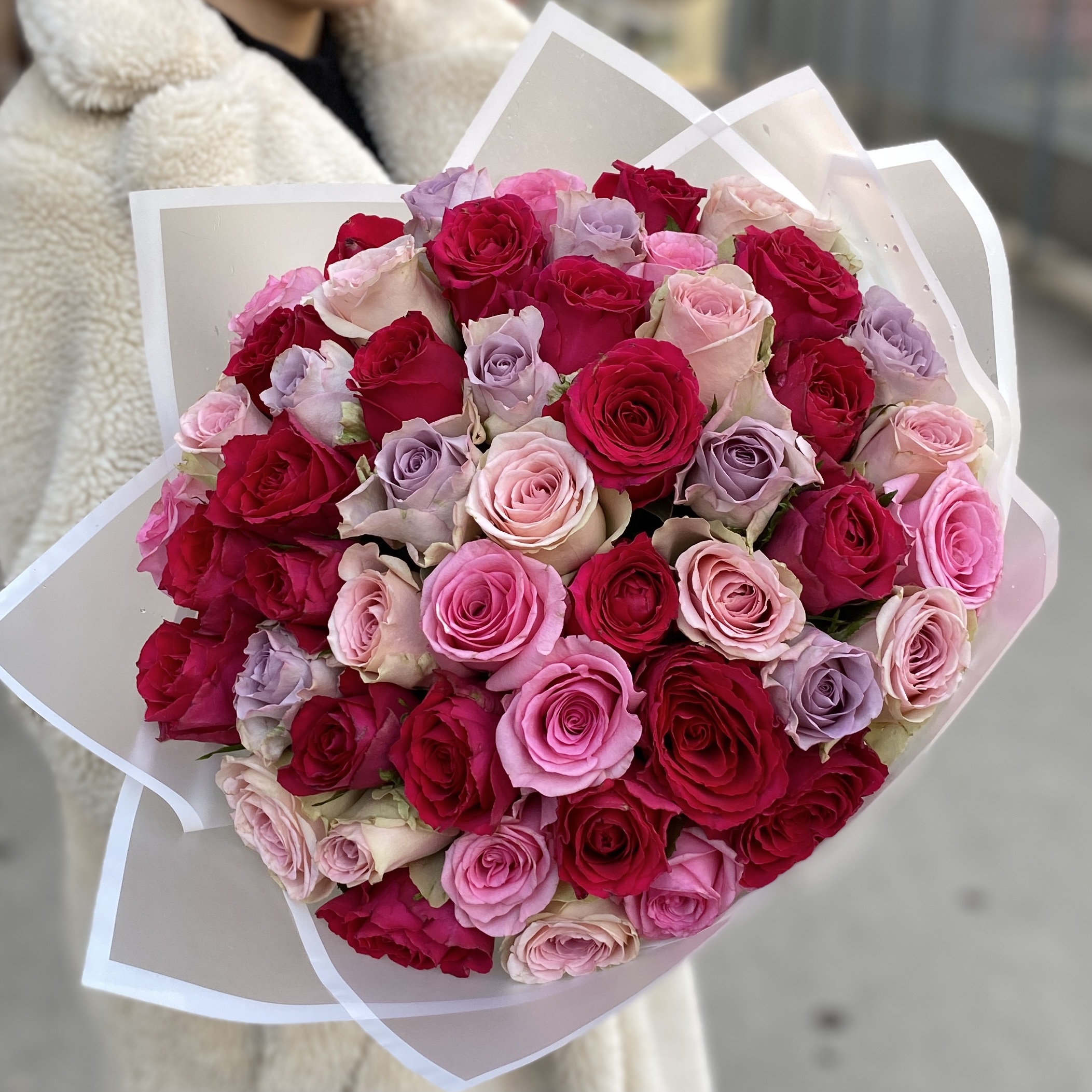 51 роза розовый микс в упаковке