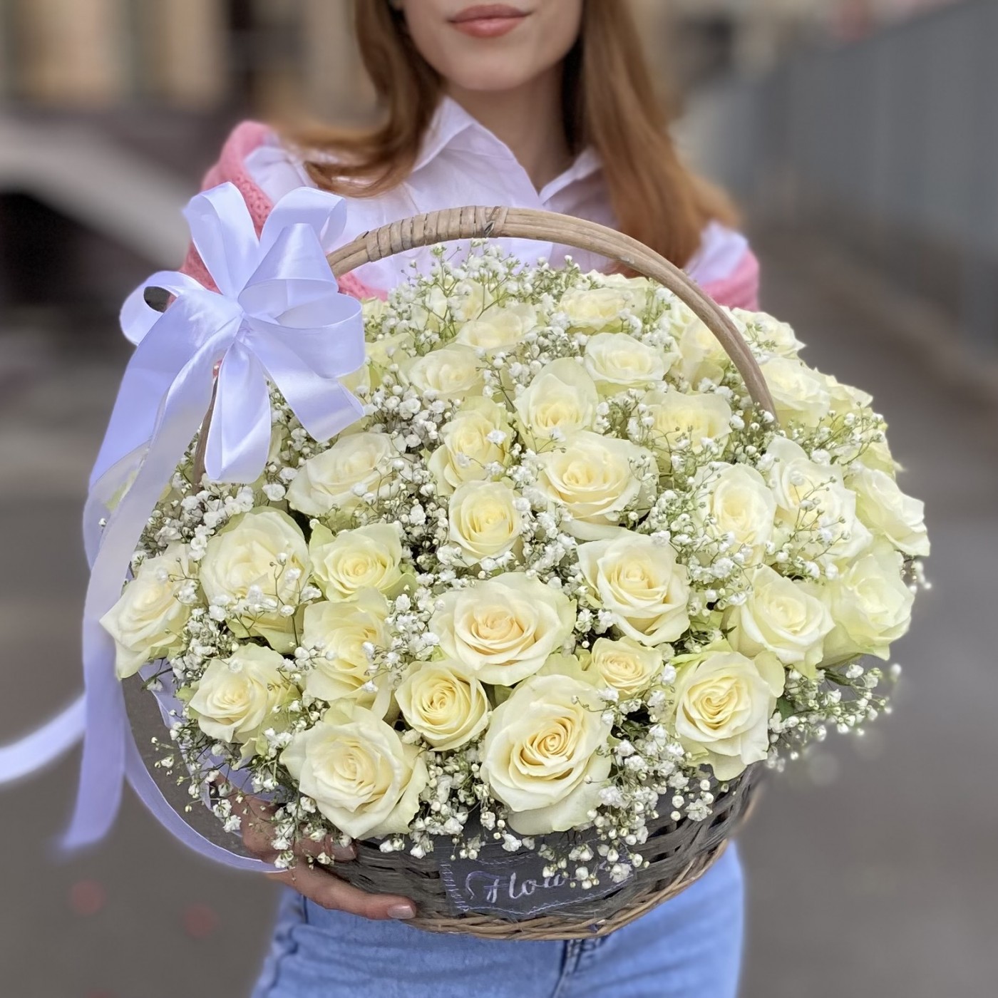 51 белая роза с гипсофилой в корзине