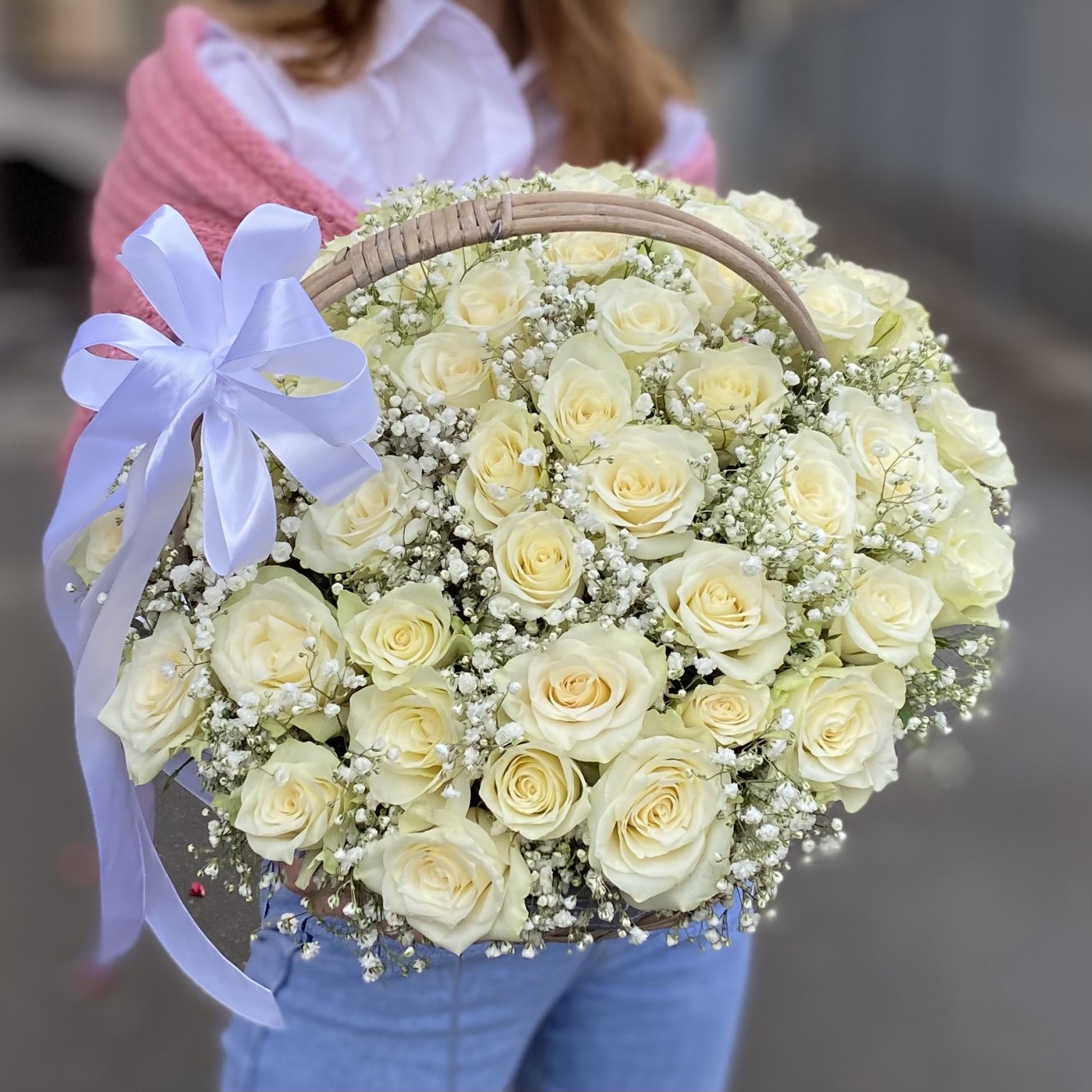 51 белая роза с гипсофилой в корзине