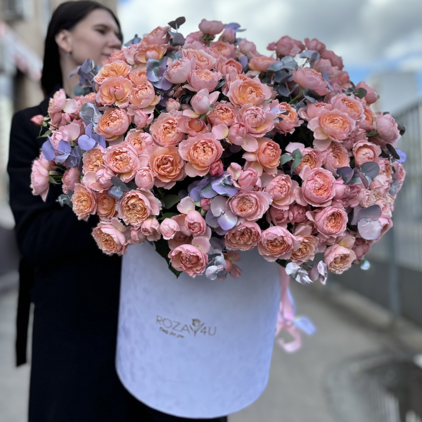 51 кустовая пионовидная роза Джульетта в бархатной коробке