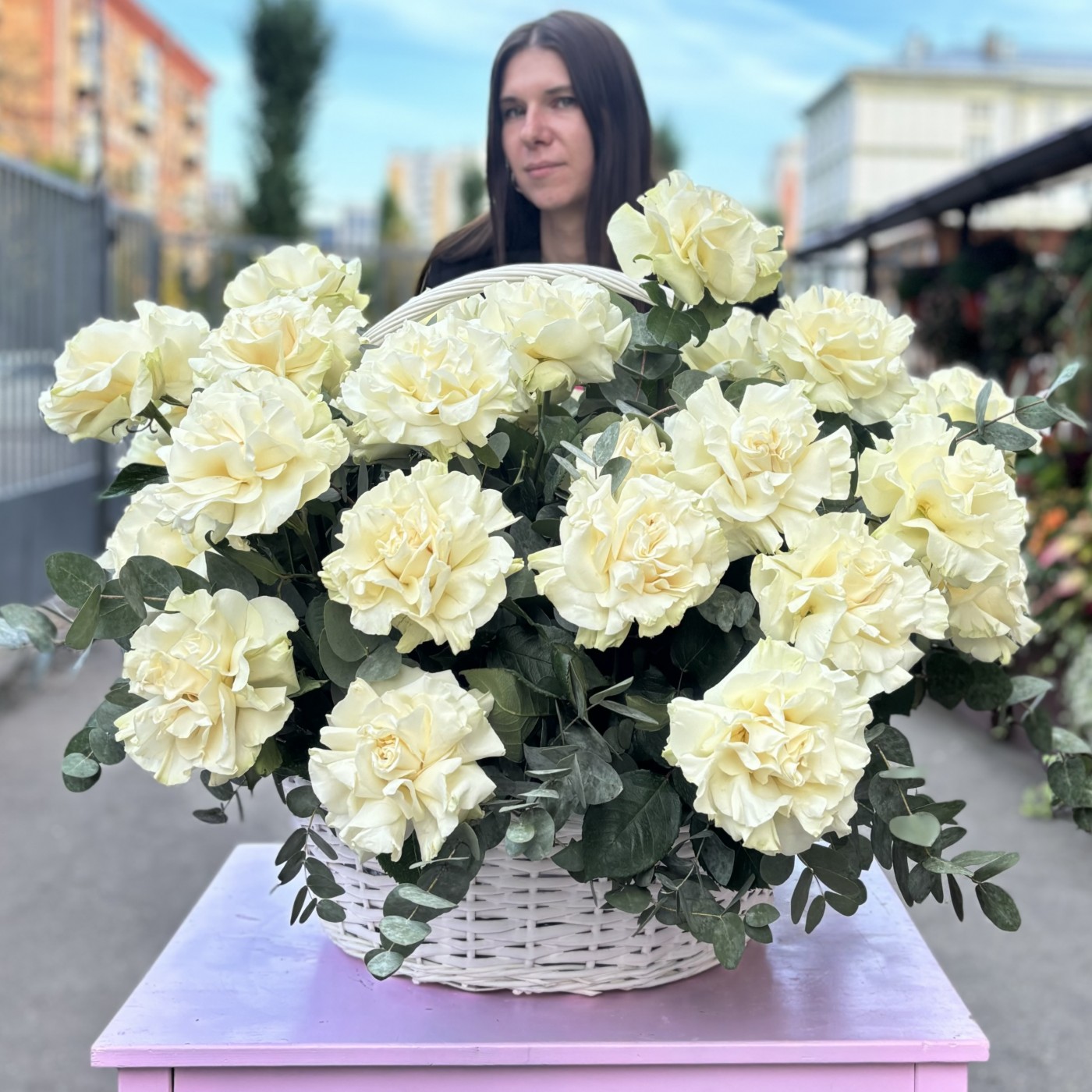 51 пышная роза Мондиаль с эвкалиптом в корзине
