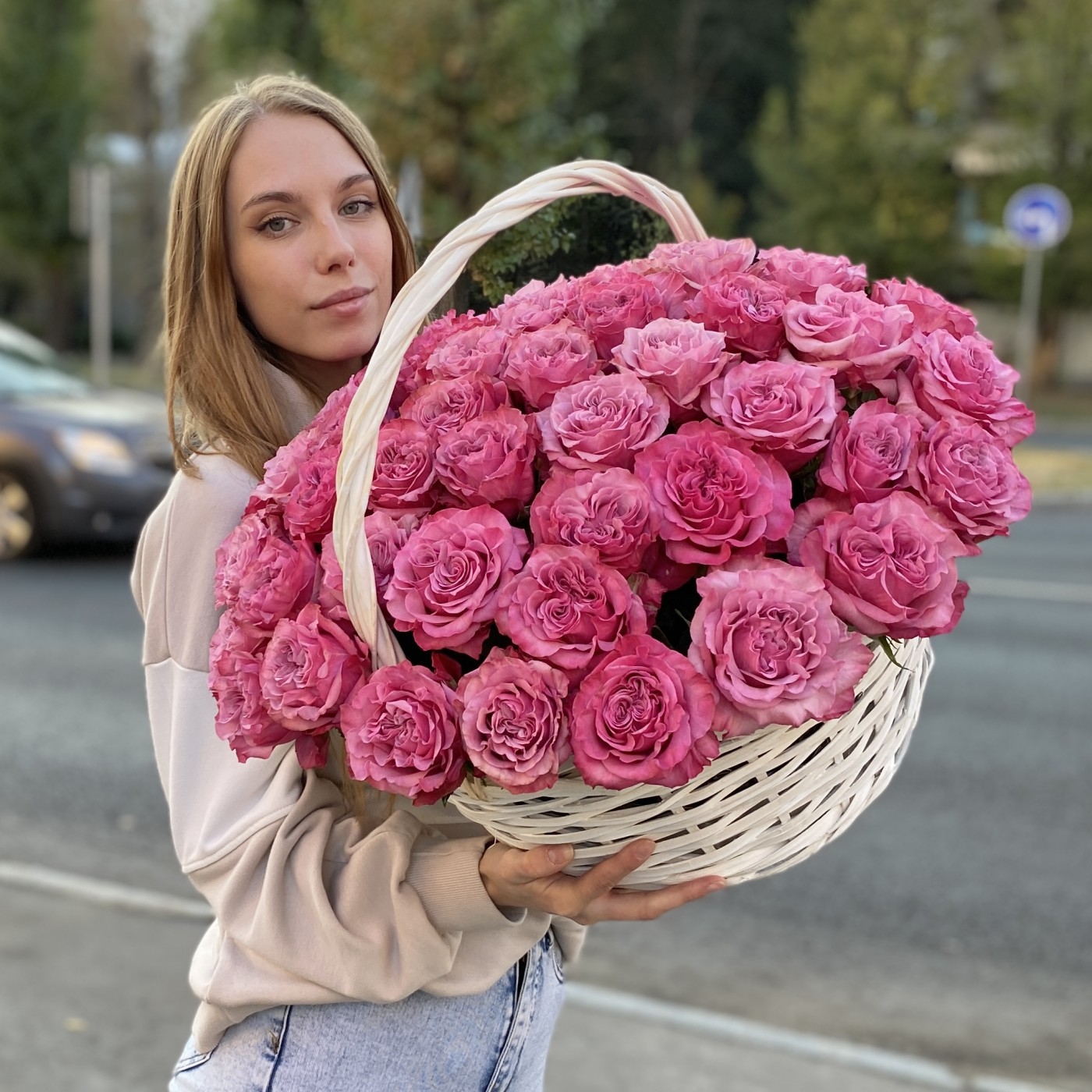 51 роза Кантри Блюз в корзине