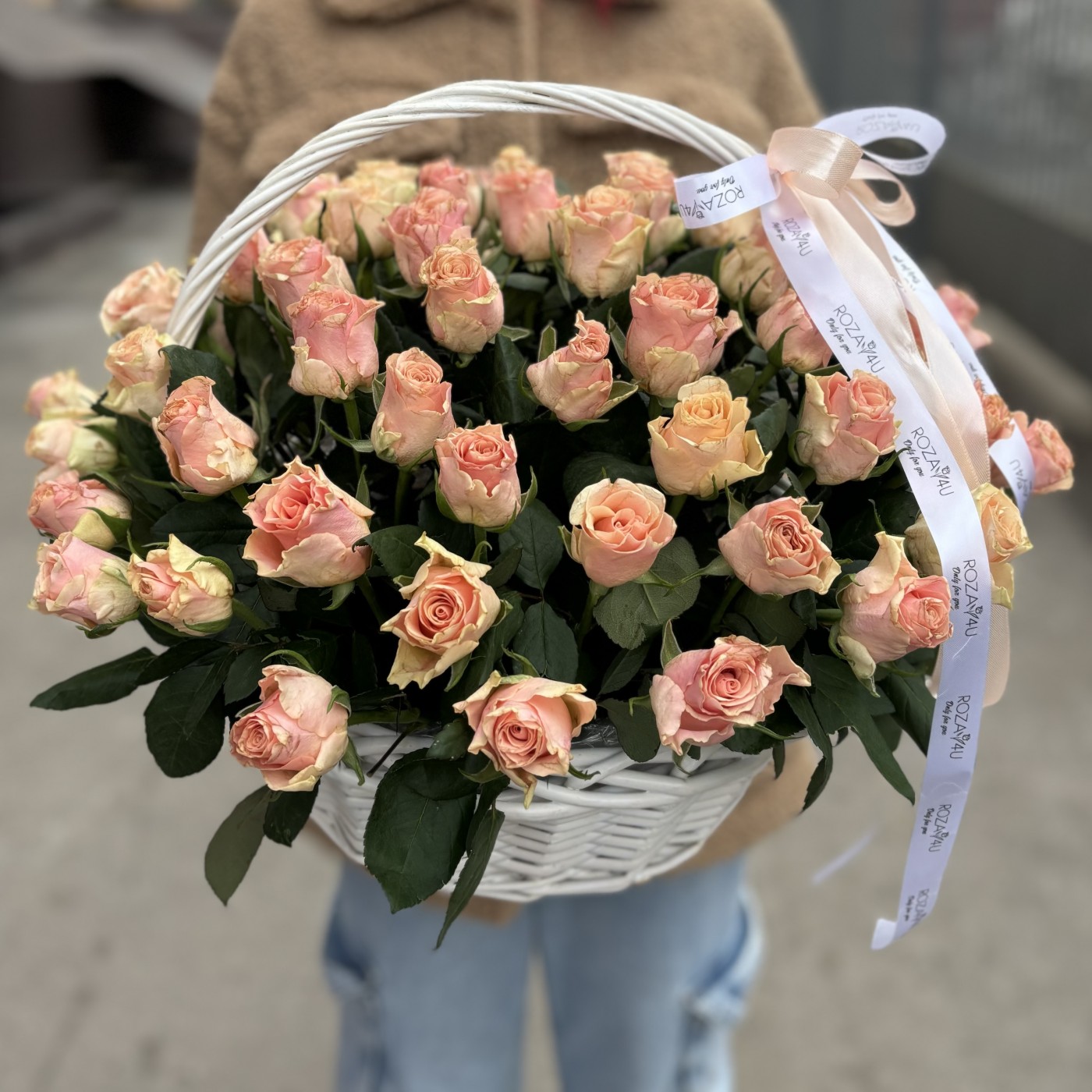 51 роза Свит Такаци в корзине