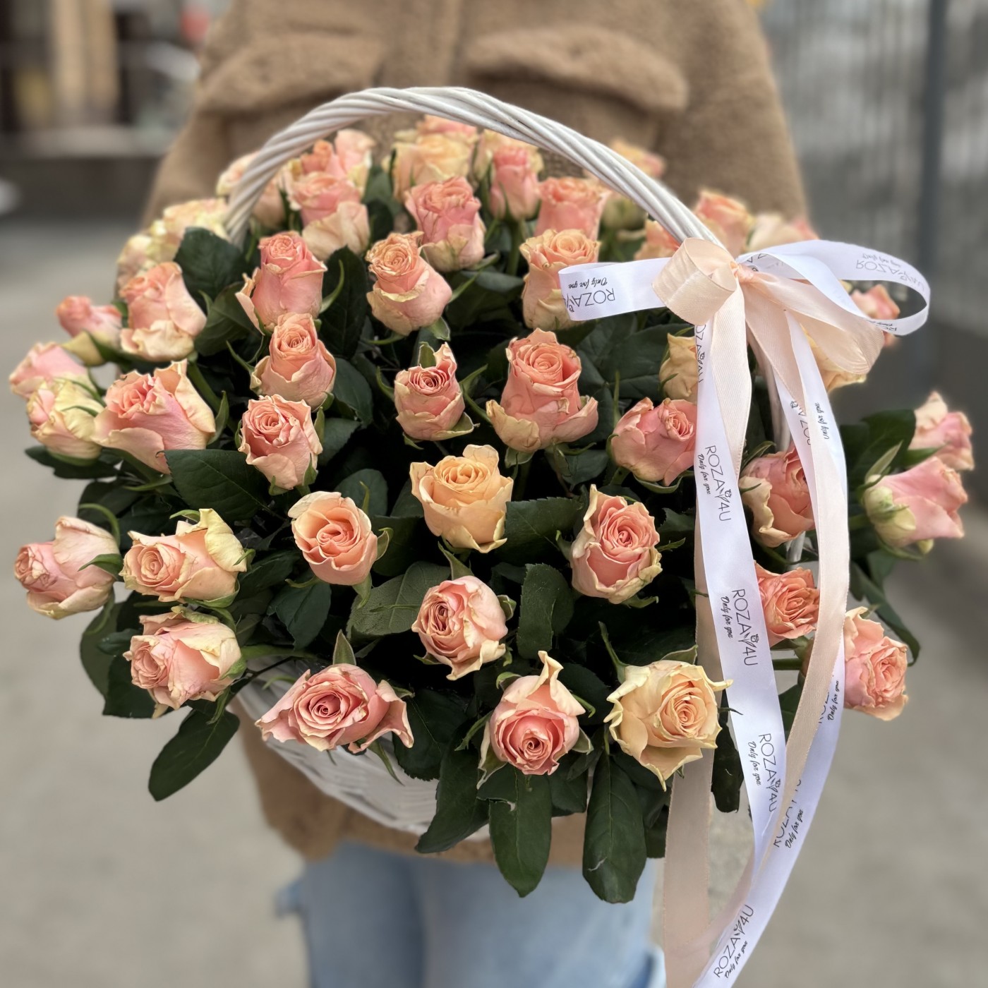 51 роза Свит Такаци в корзине