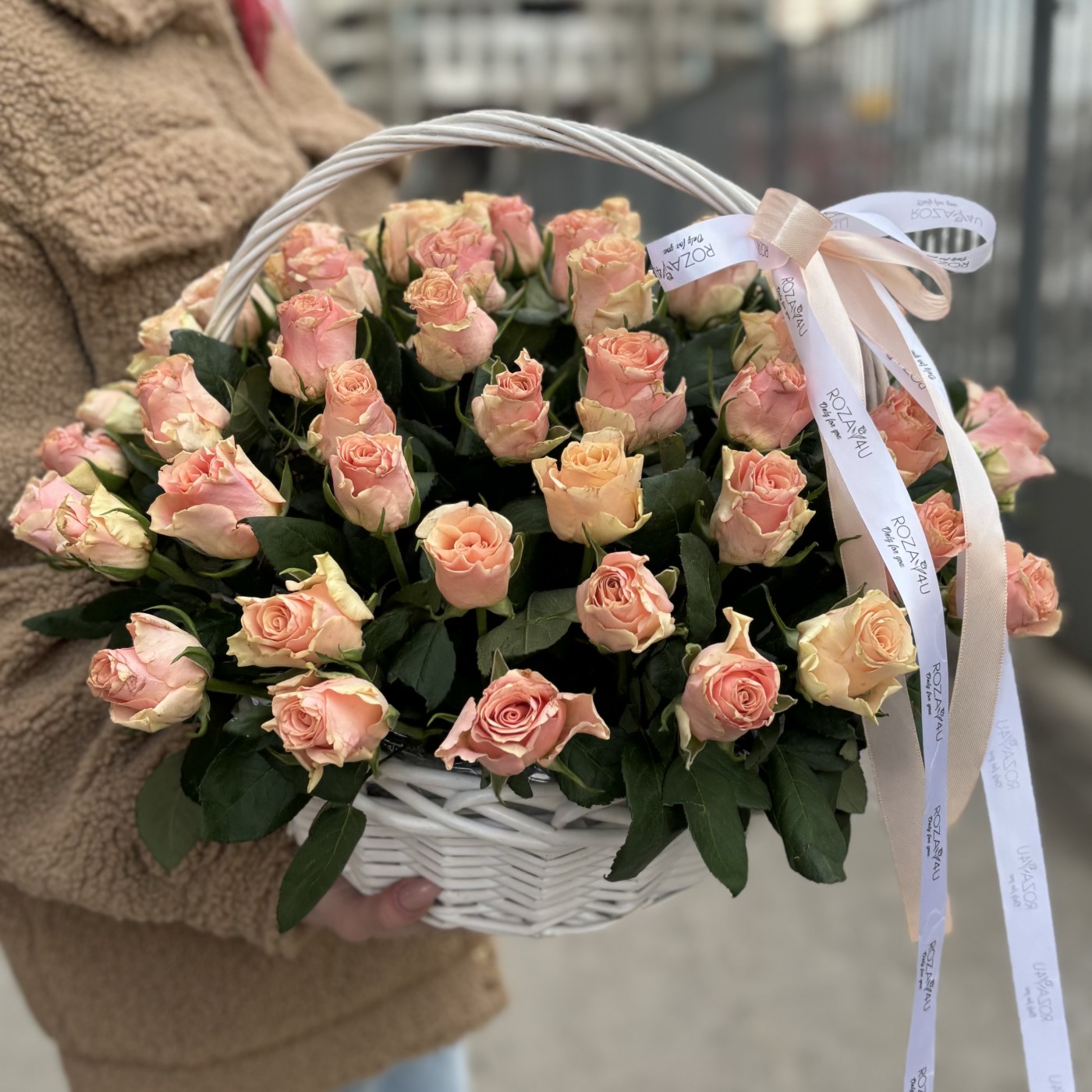 51 роза Свит Такаци в корзине