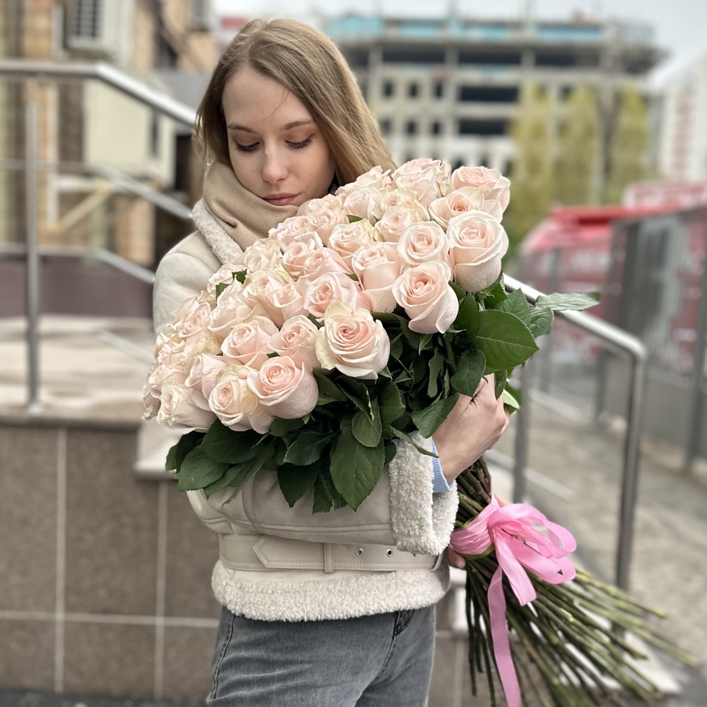 51 высокая светло-розовая роза Помароса
