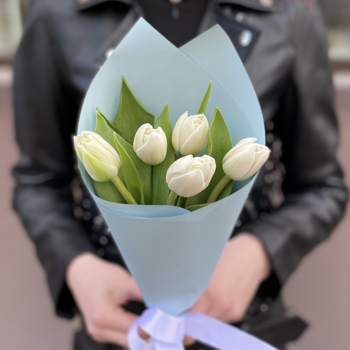 5 белых пионовидных тюльпанов