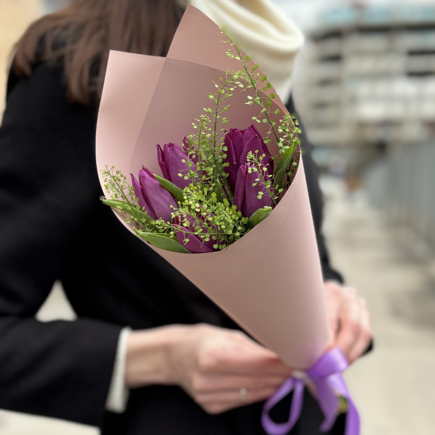 5 фиолетовых тюльпанов с гринбелом