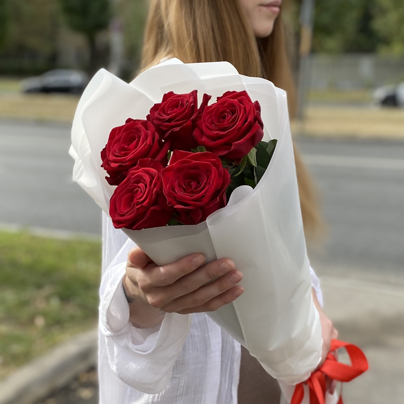 5 красных роз 70 см