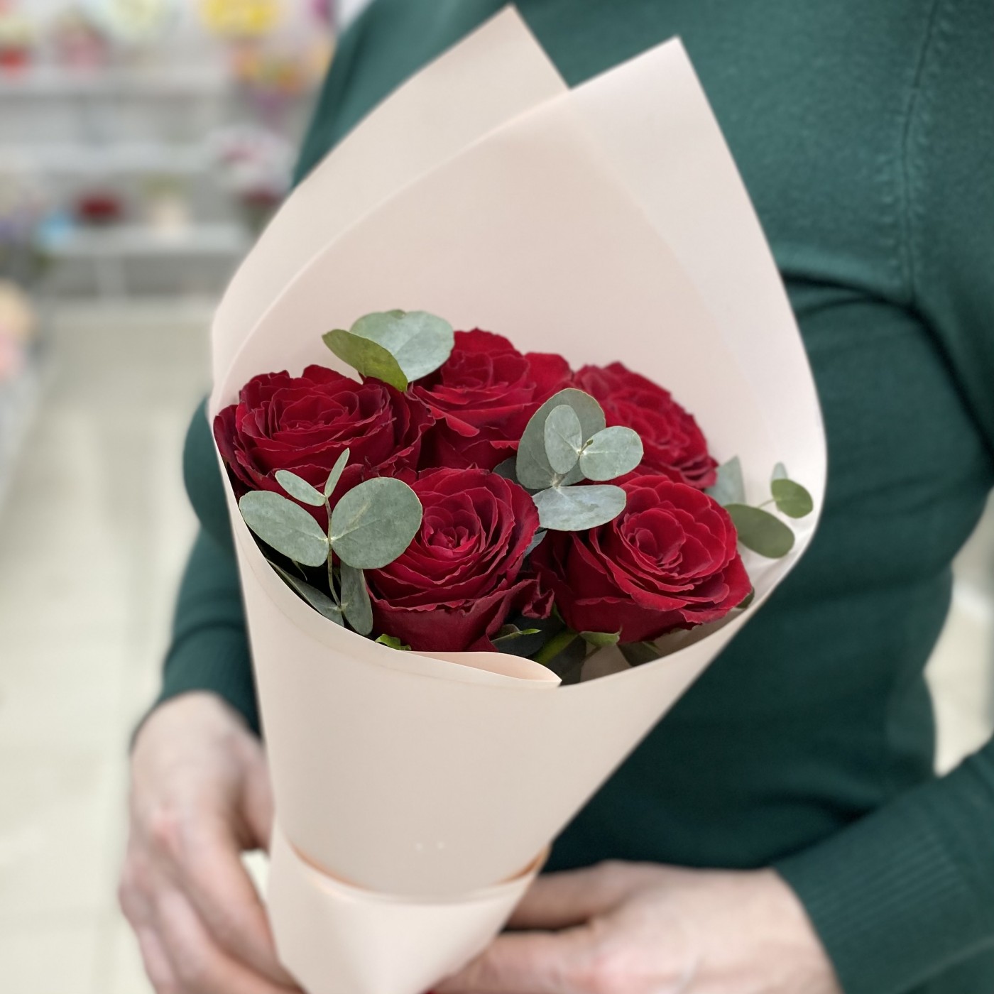 5 красных роз с эвкалиптом
