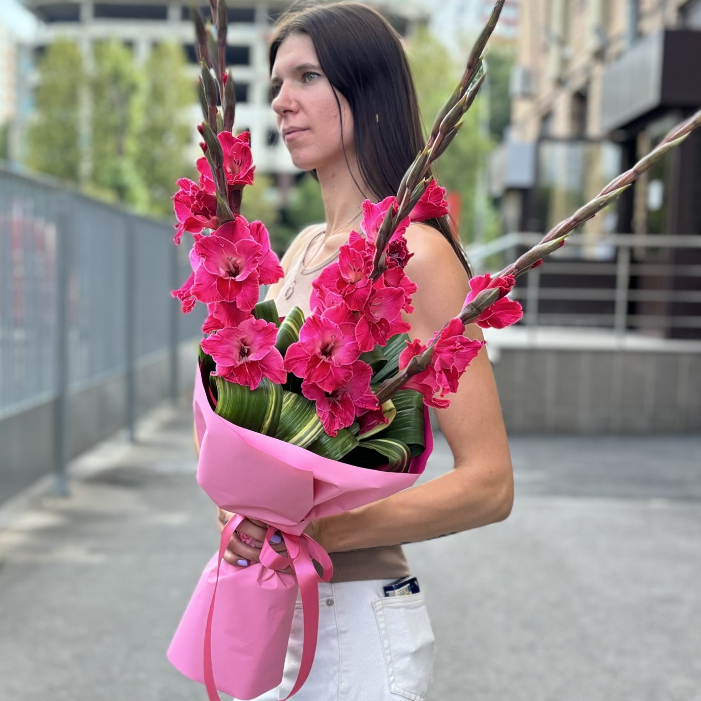 5 малиновых гладиолусов с аспидистрой