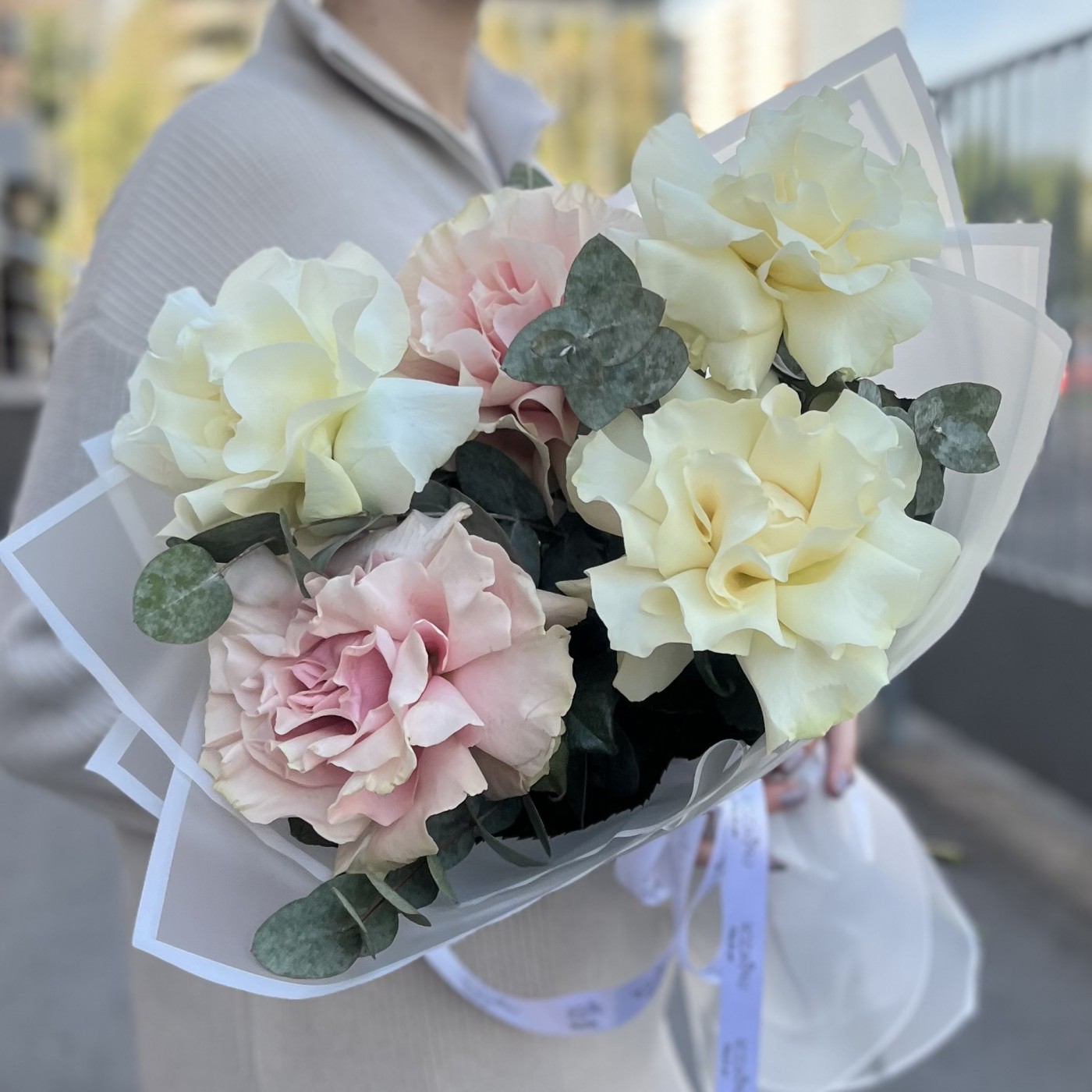 5 пышных розовых и белых роз Мондиаль
