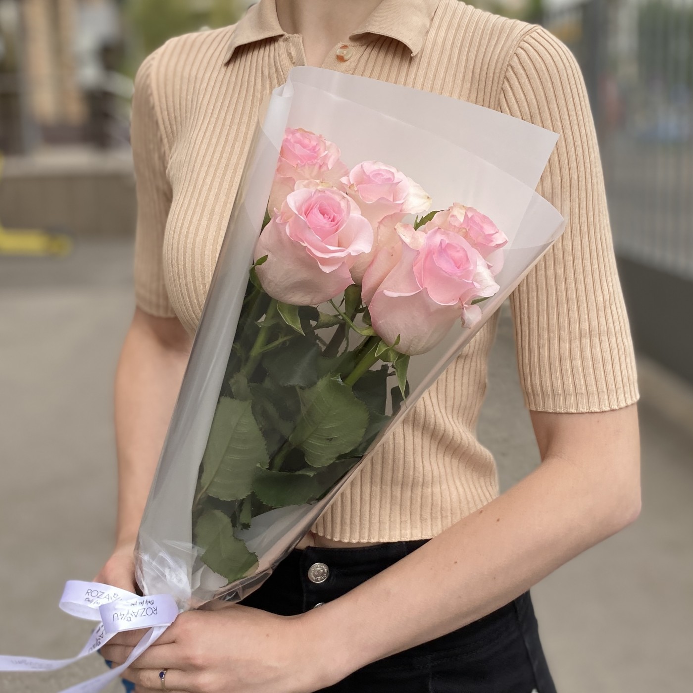 5 розовых роз Новия