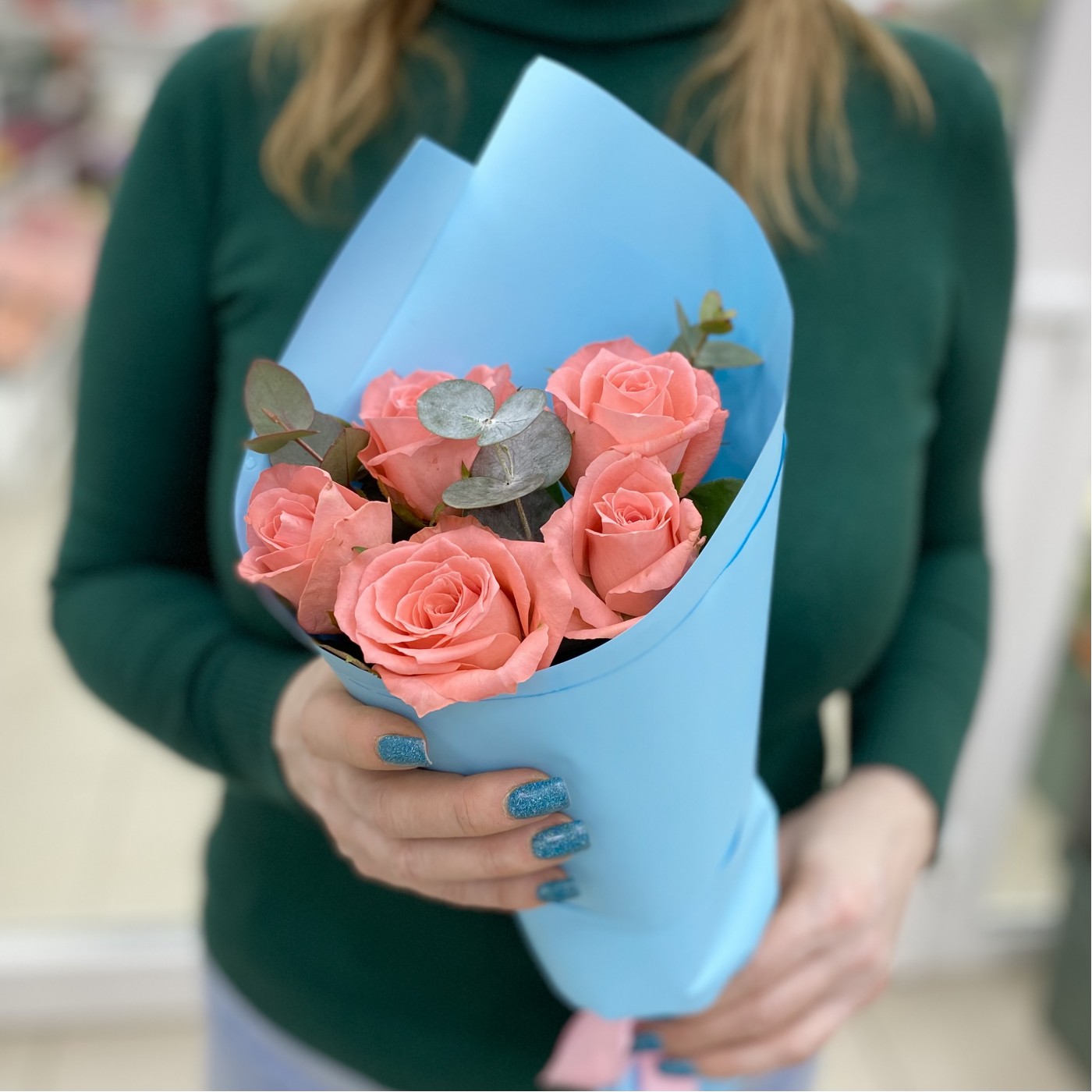 5 кораловых роз с эвкалиптом в упаковке
