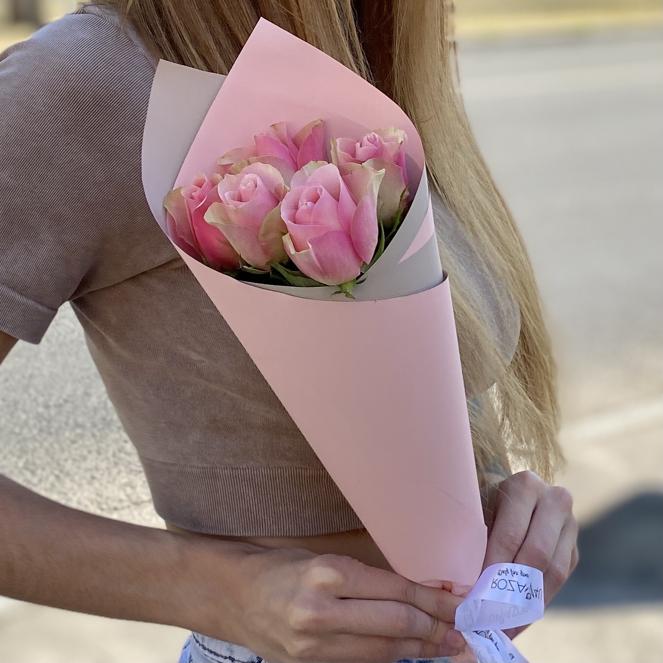 5 розово-зеленых роз в упаковке