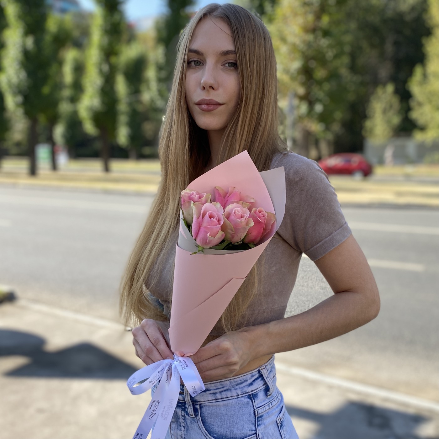 5 розово-зеленых роз в упаковке