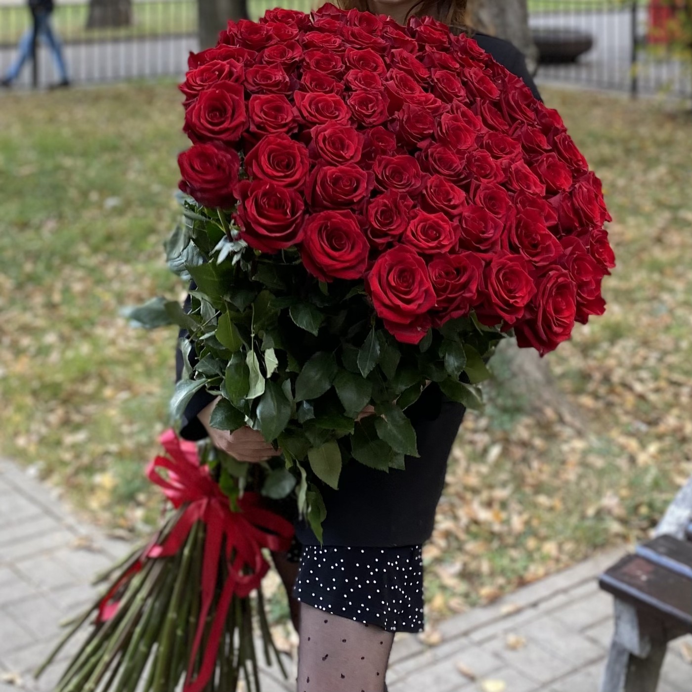 75 ароматных красных роз 120 см