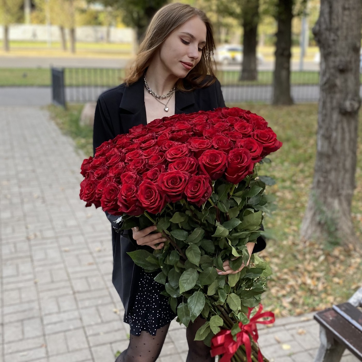 75 ароматных красных роз 120 см
