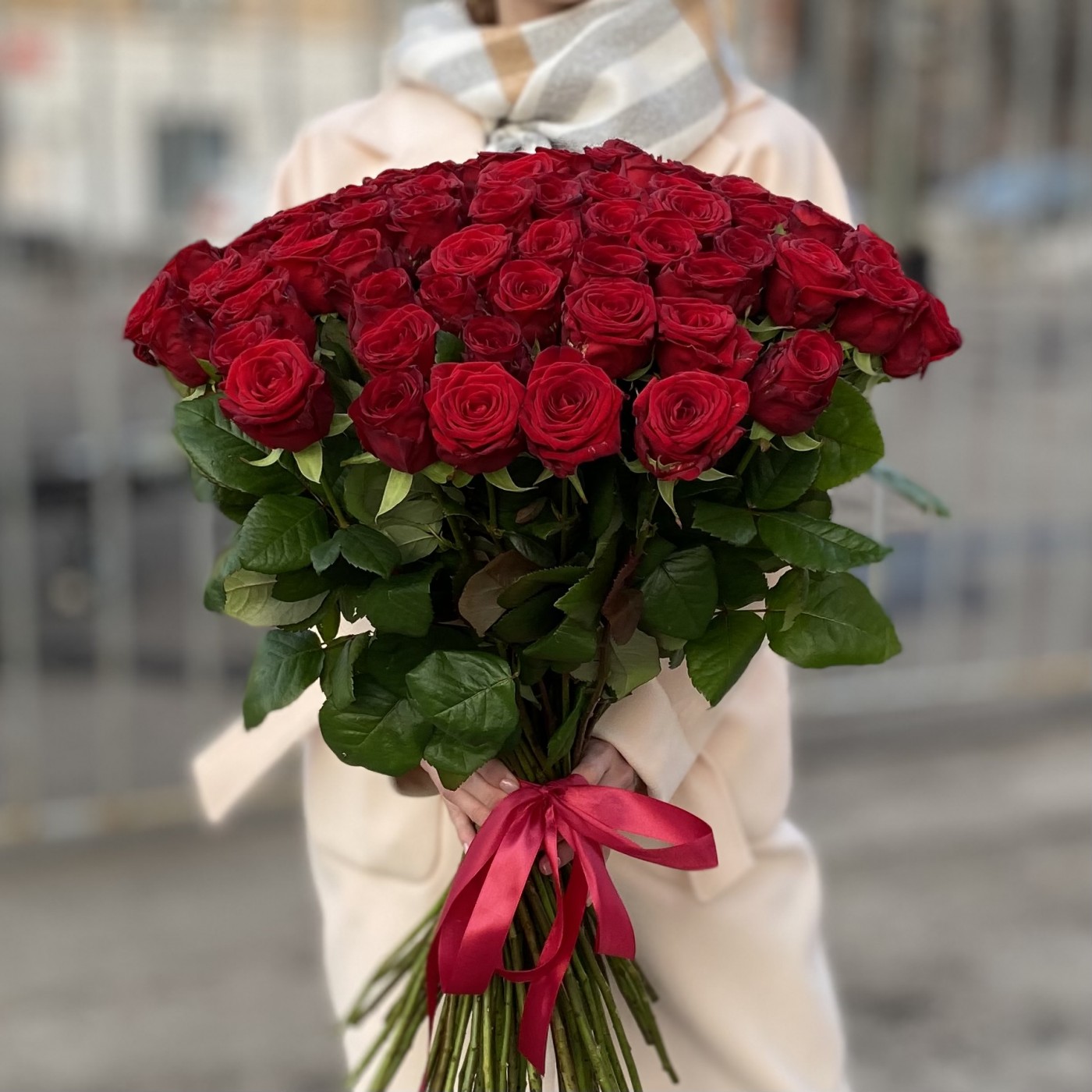 75 красных роз Ред Наоми 60 см