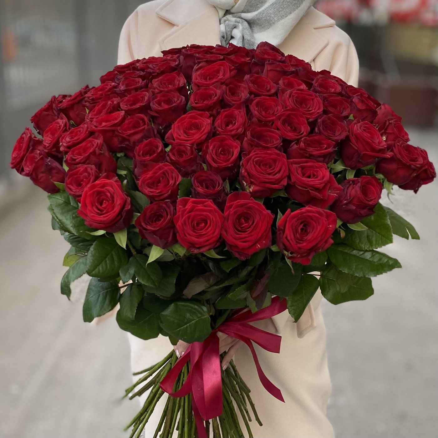 75 красных роз Ред Наоми 60 см