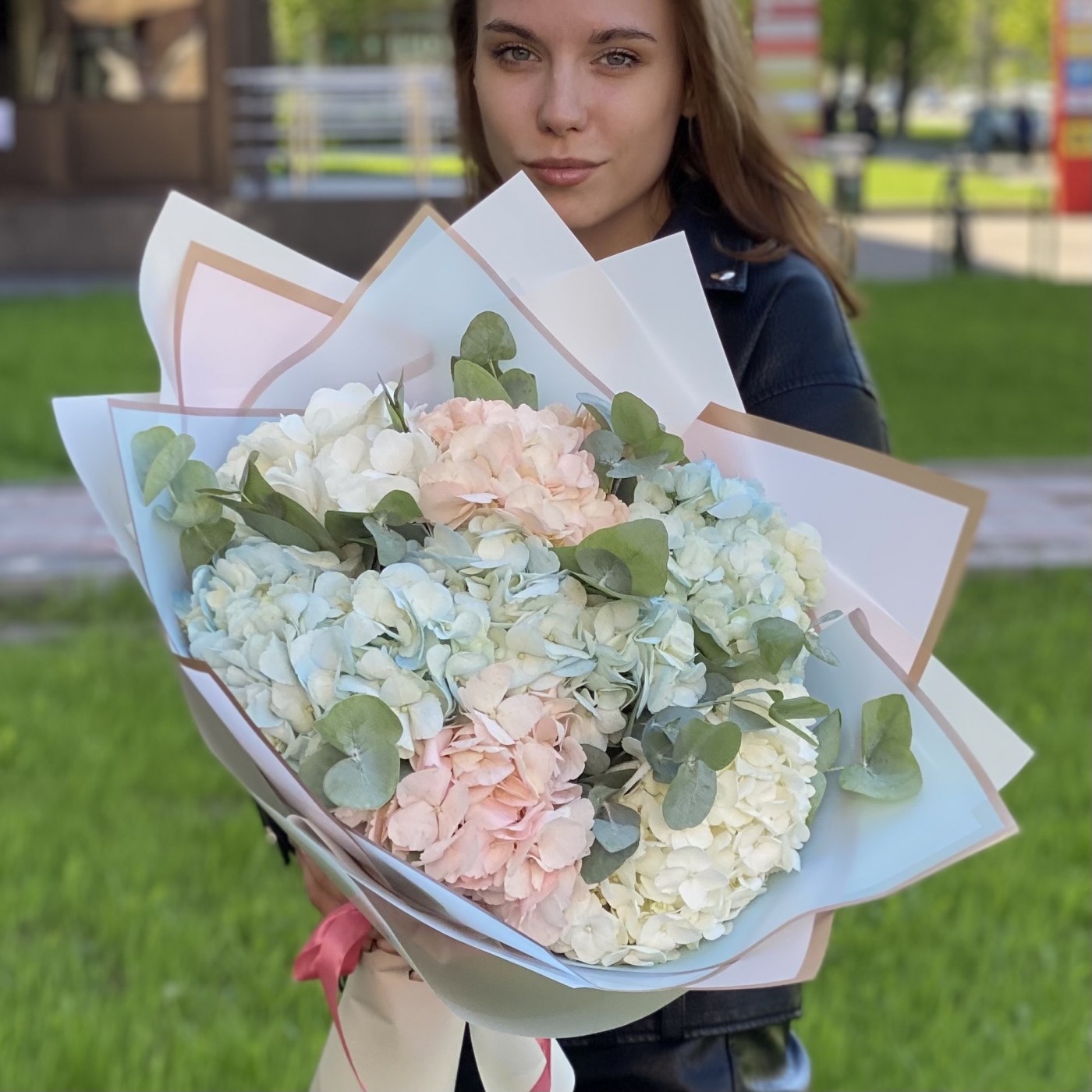 7 гортензий микс с эвкалиптом