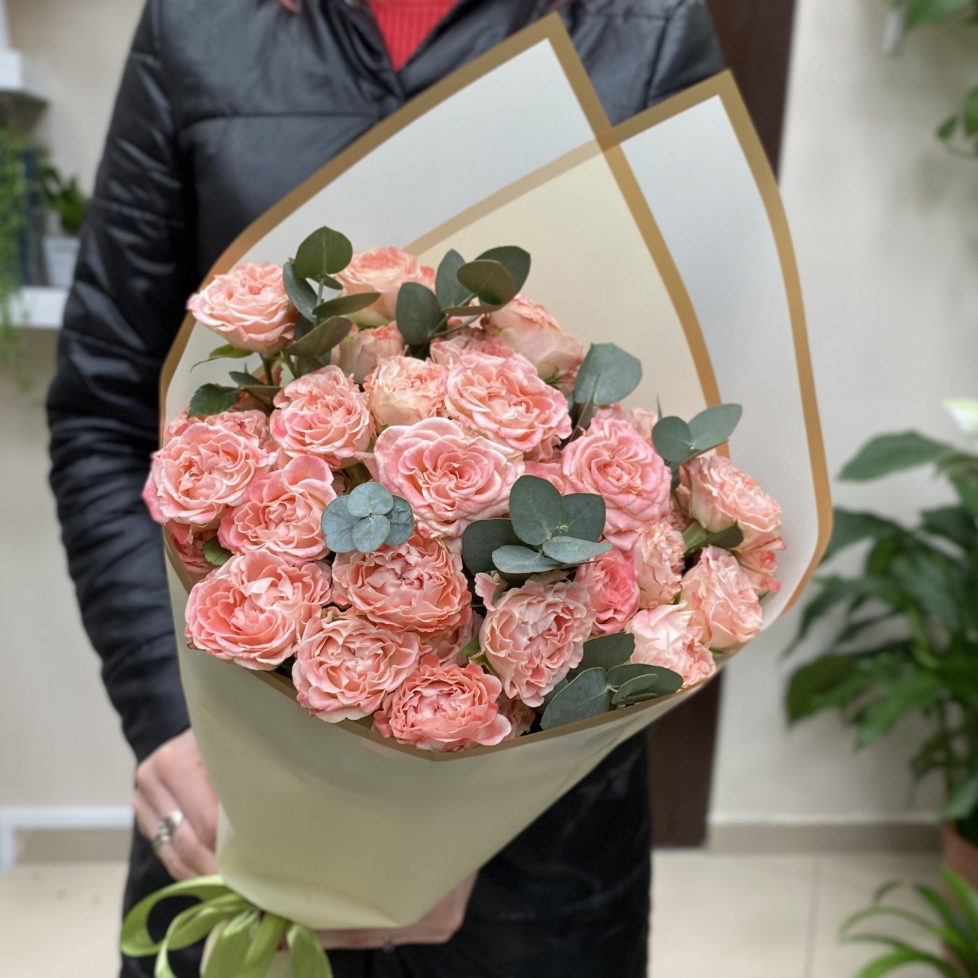 7 кустовых пионовидных роз Фаир Флоу с эвкалиптом