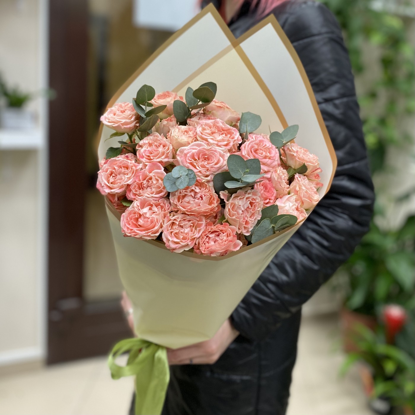 7 кустовых пионовидных роз Фаир Флоу с эвкалиптом