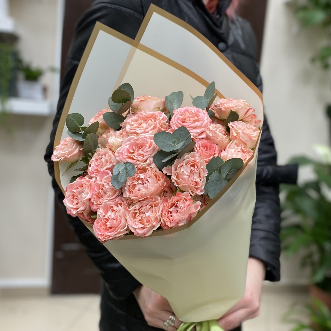 7 кустовых пионовидных роз Фаир Флоу с эвкалиптом