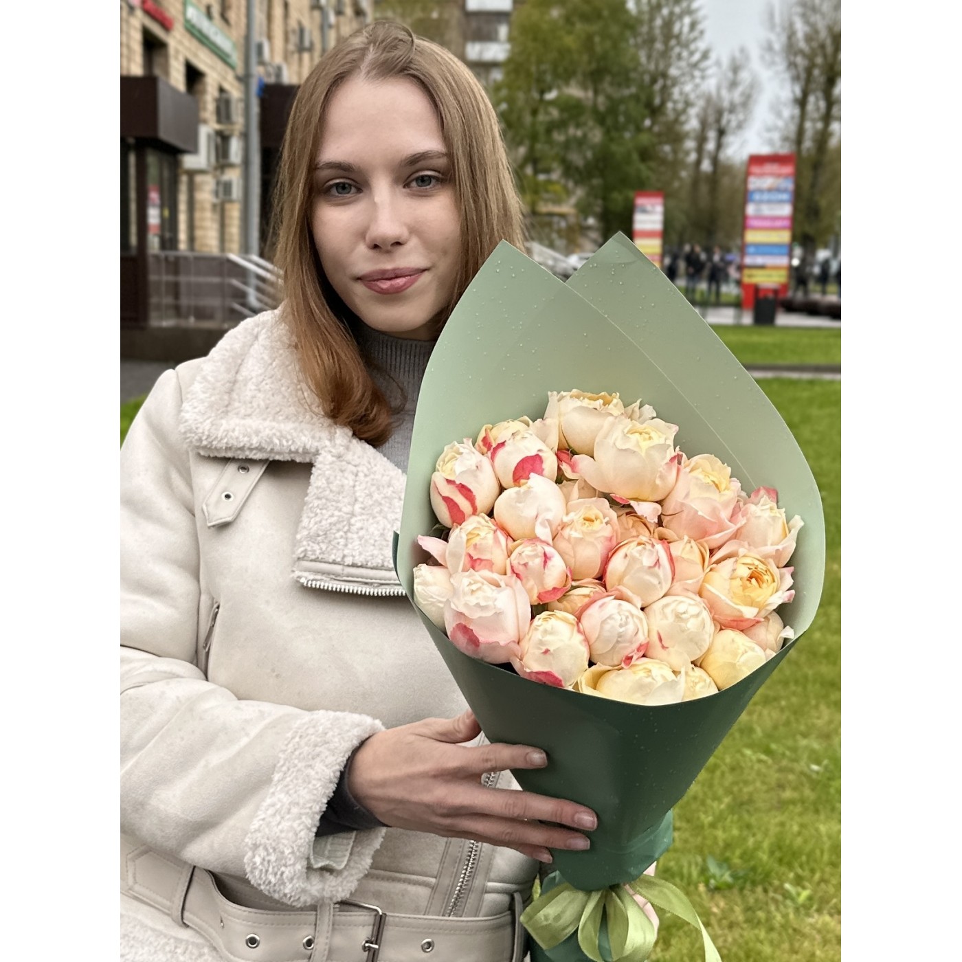 7 кустовых пионовидных роз Принцесса Суки