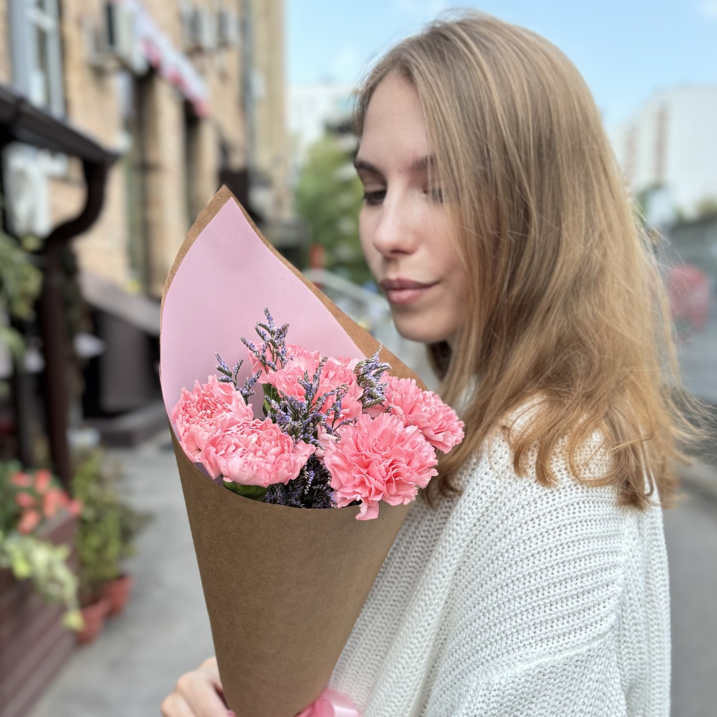 7 розовых гвоздик с лимониумом