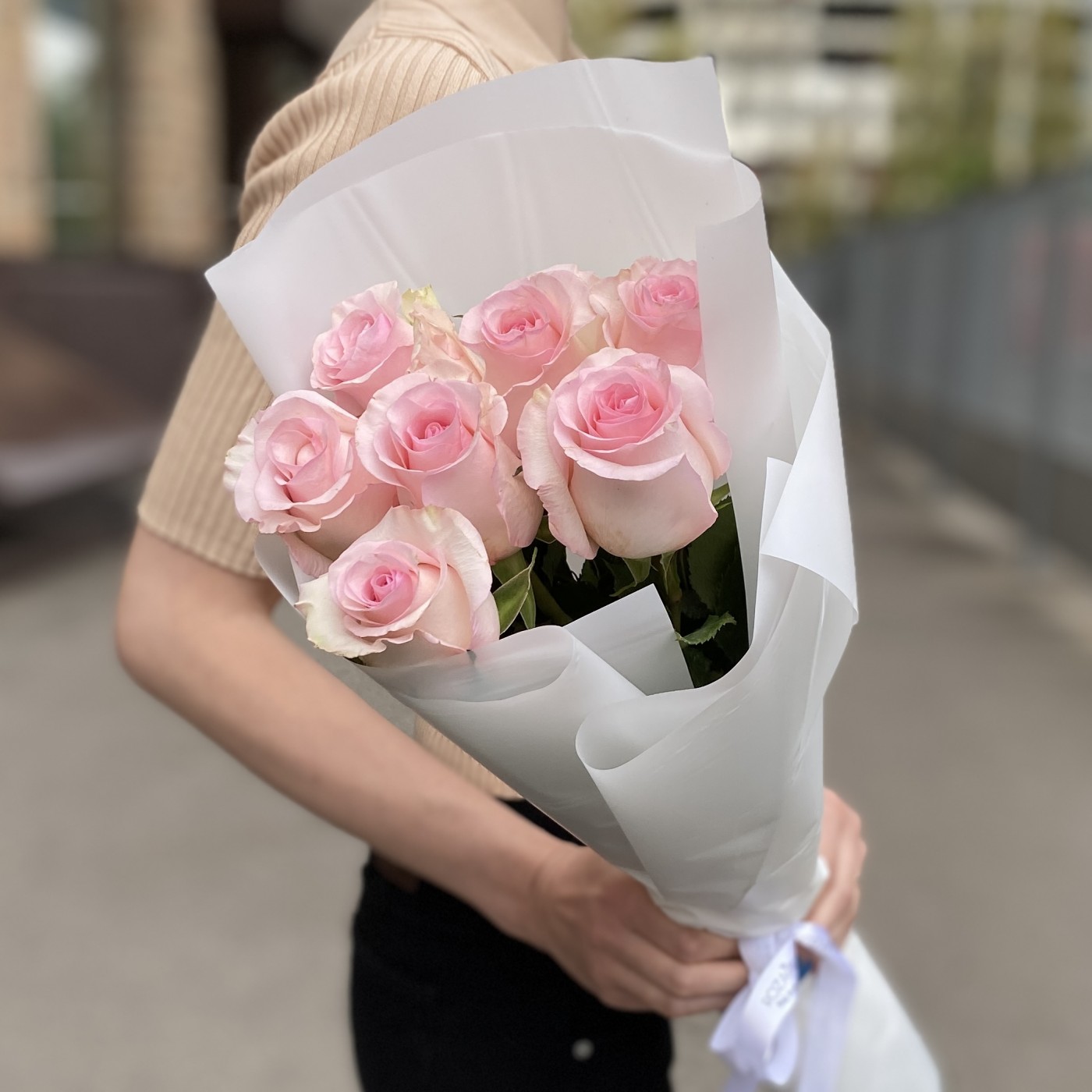 7 розовых роз Новия
