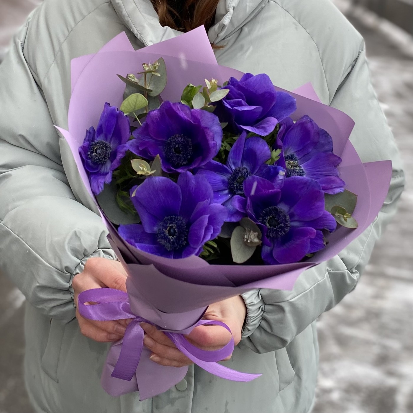 7 синих анемонов с эвкалиптом