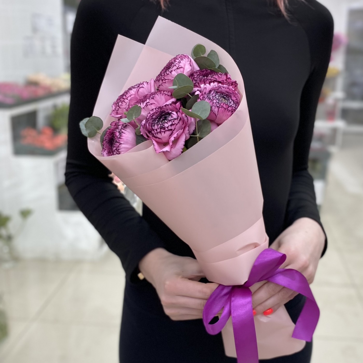 7 сиреневых махровых ранункулюсов с эвкалиптом
