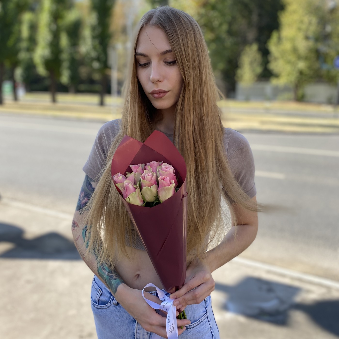 7 розово- зеленых роз в упаковке