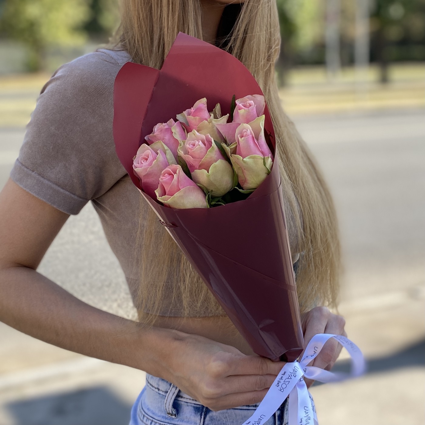 7 розово- зеленых роз в упаковке