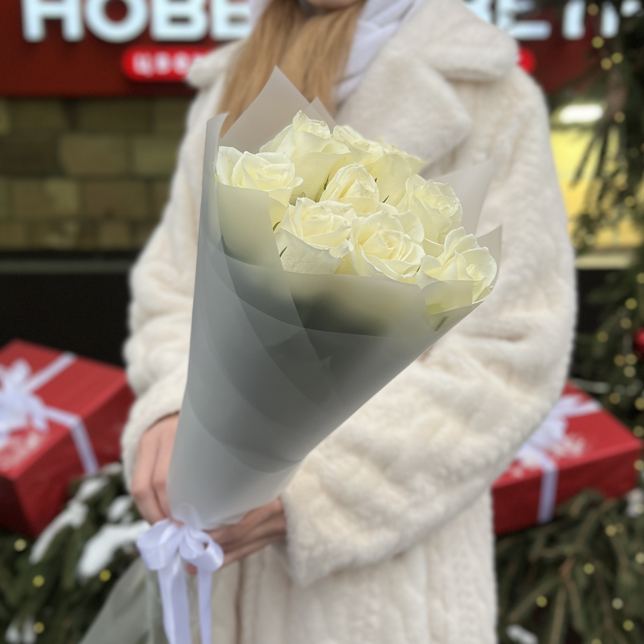 9 длинных белых роз 70 см