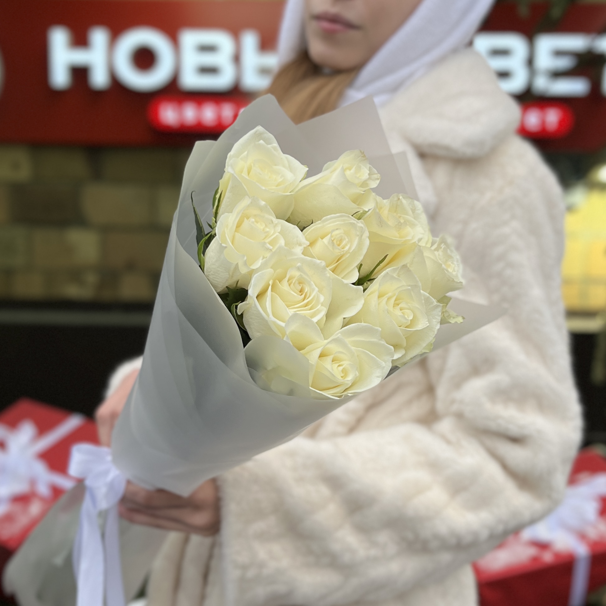 9 длинных белых роз 70 см