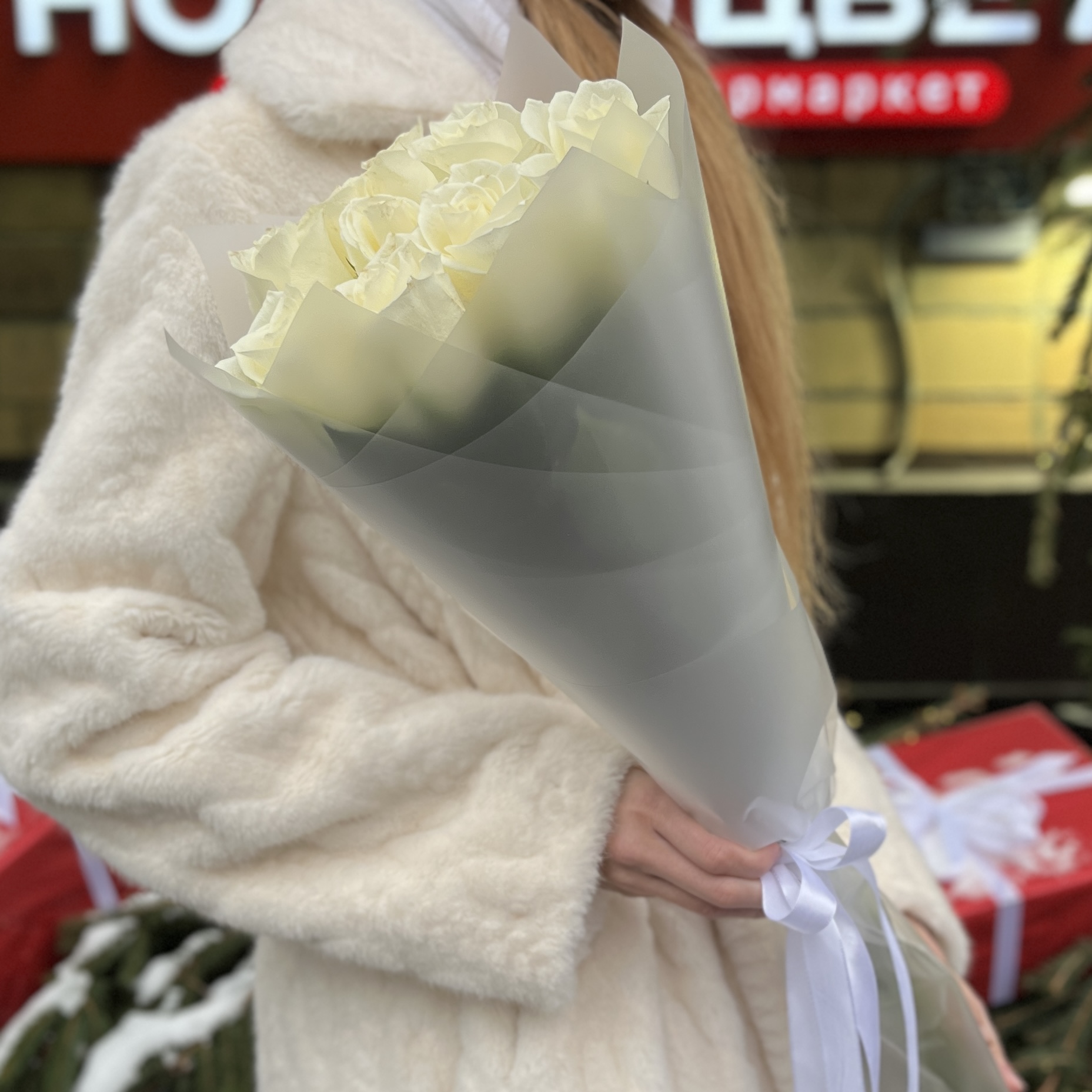 9 длинных белых роз 70 см