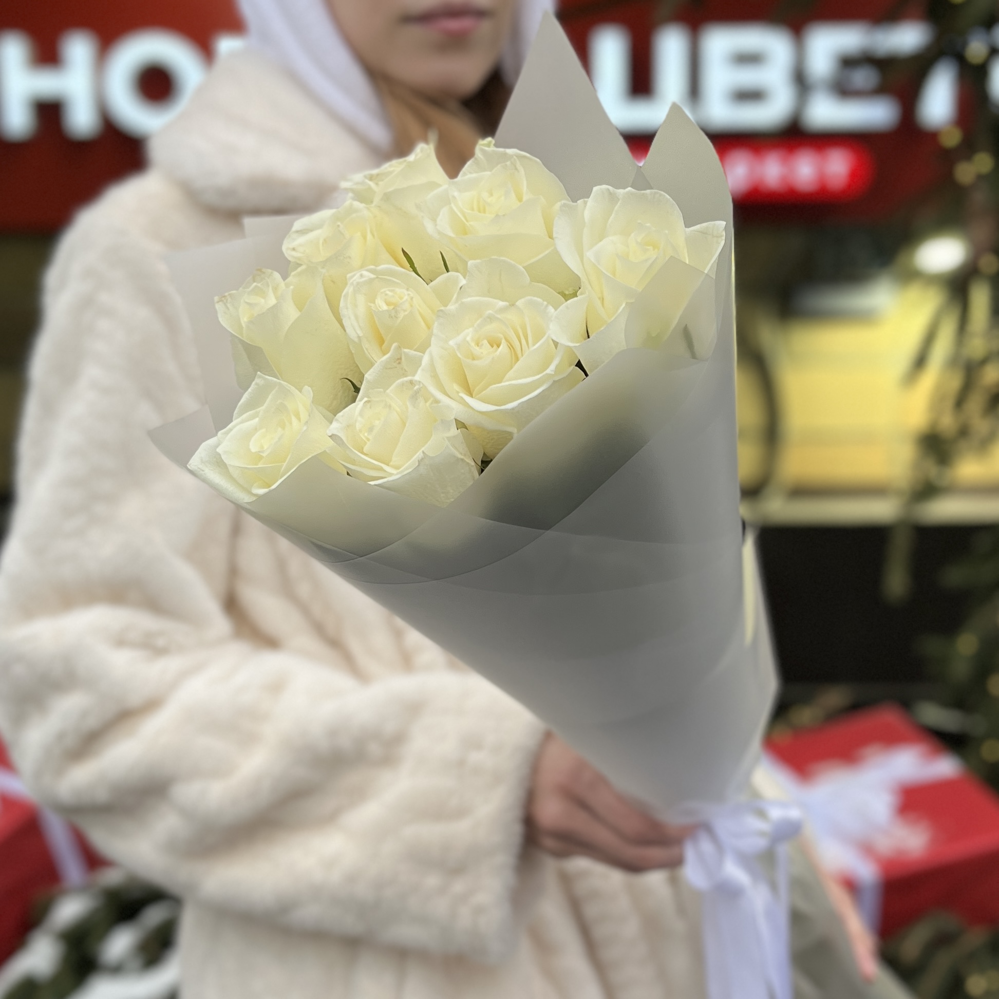 9 длинных белых роз 70 см