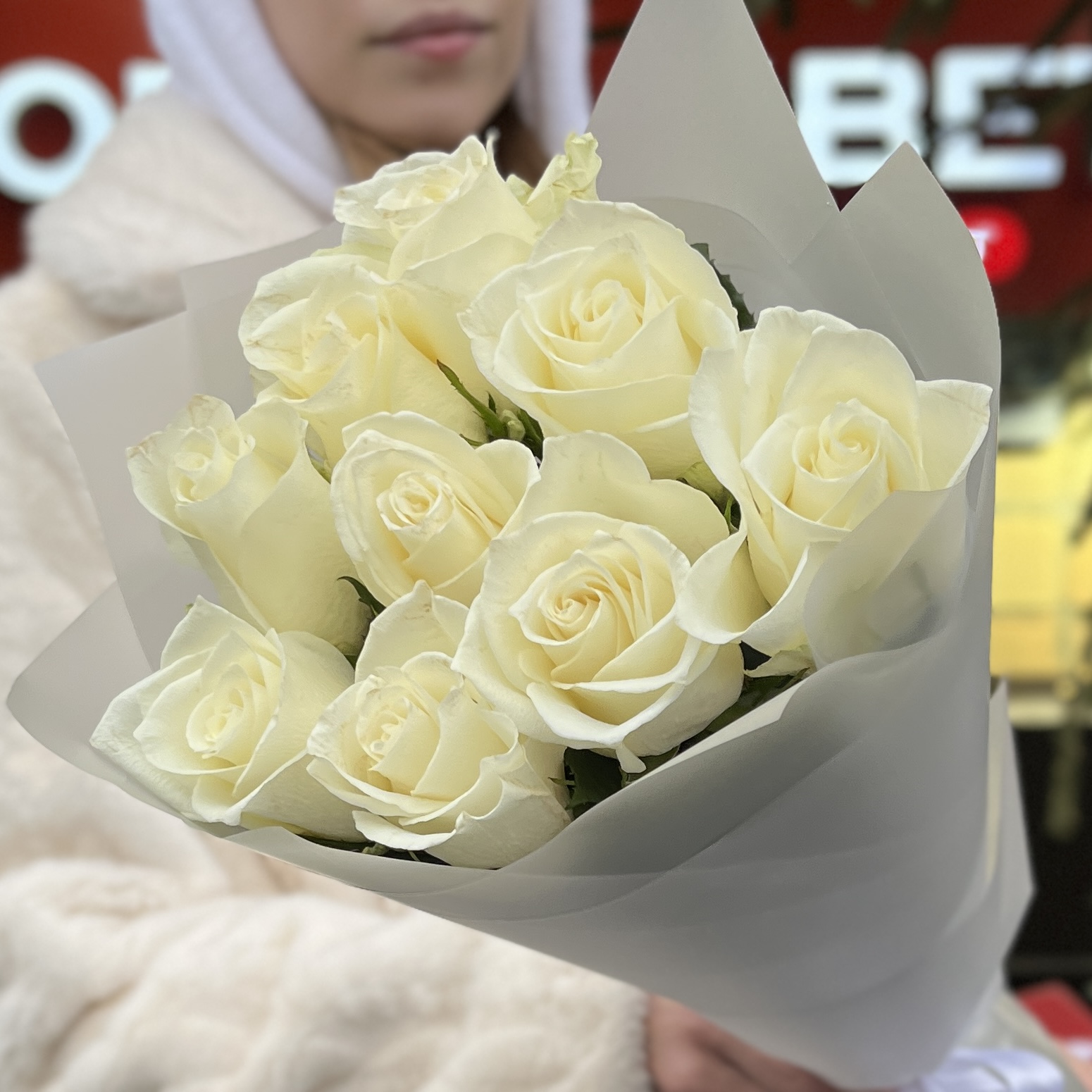 9 длинных белых роз 70 см