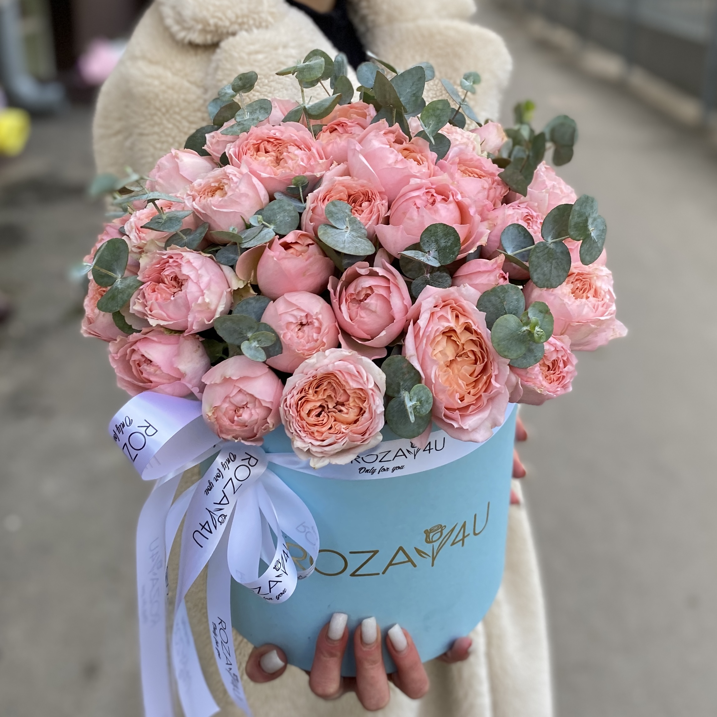 9 пионовидных кустовых роз Джульетта в коробке