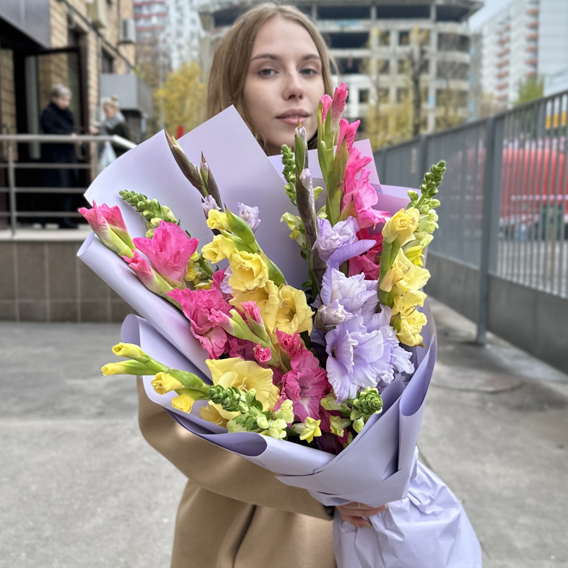 9 ярких гладиолусов в упаковке